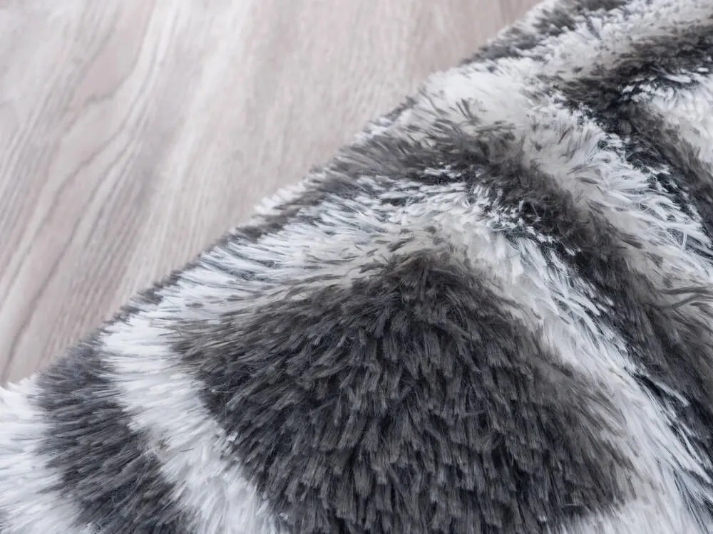 TZ Tmavosivý okrúhly vzorovaný koberec shaggy Decor Cube Rozmer: 140 cm