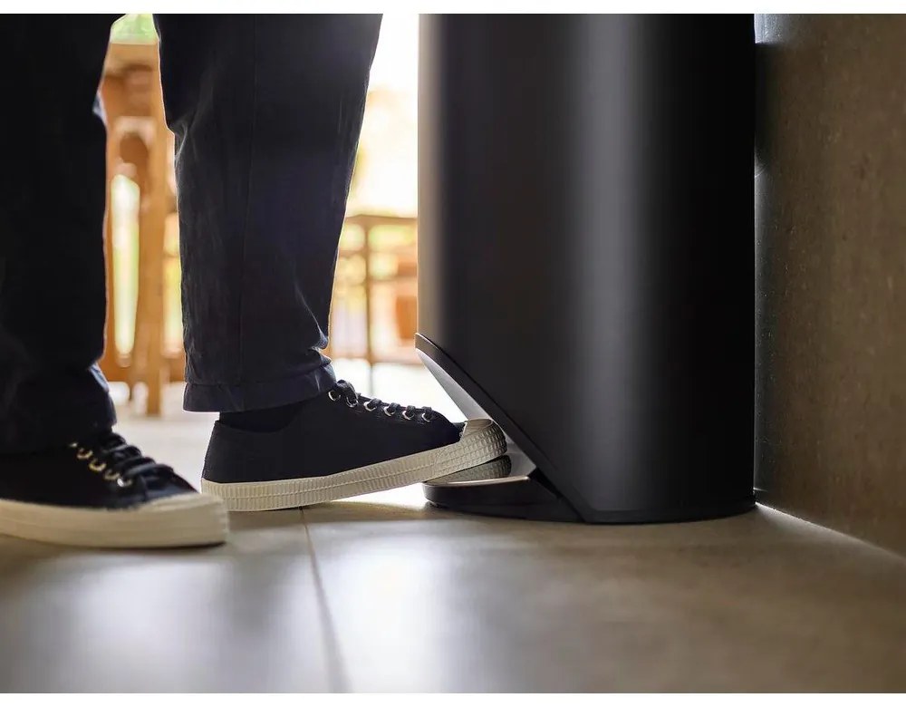 Matne čierny nášľapný kovový odpadkový kôš 30 l Arc – Joseph Joseph