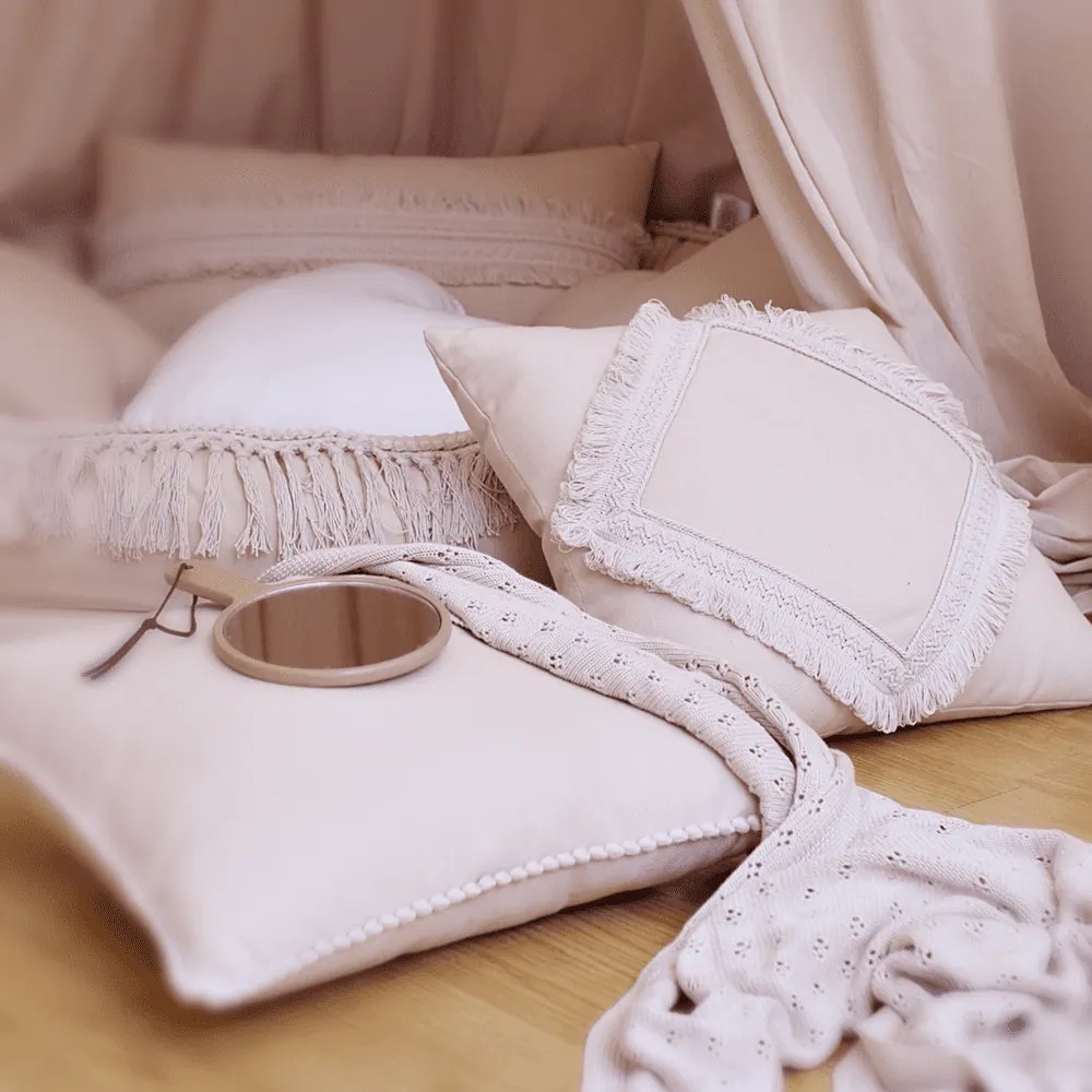 Boho obdĺžnikový vankúš s čipkou púdrovo ružová 35×60cm