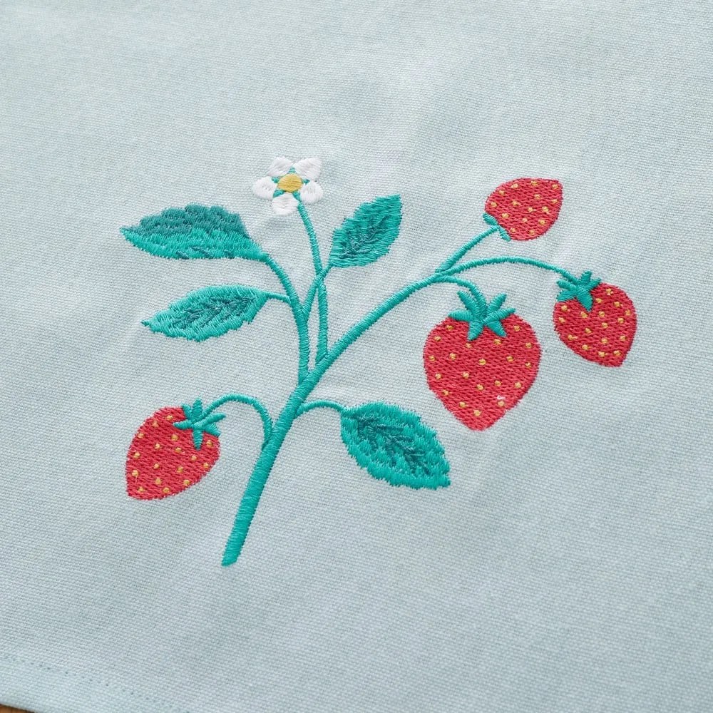 Bavlnený behúň na stôl 32x220 cm Strawberry Garden – Catherine Lansfield
