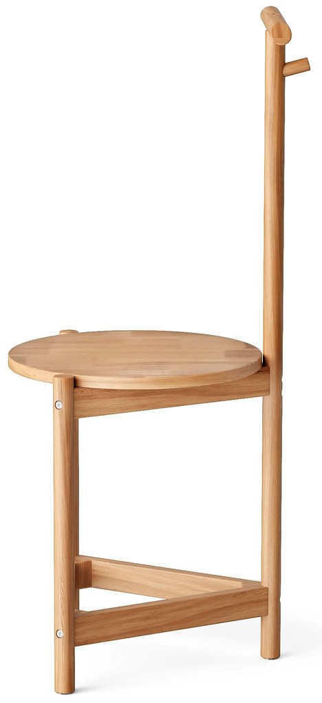 Nemý sluha so stoličkou z masívneho dreva