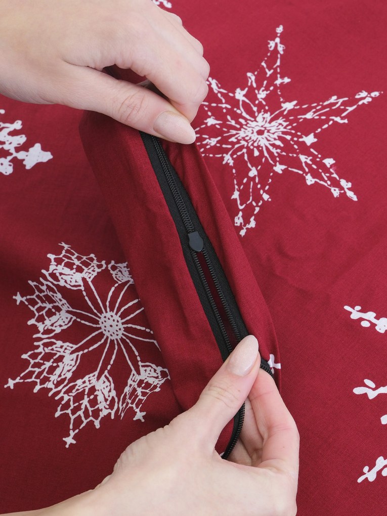 Vianočná bavlnená obliečka na vankúš Renforcé 50 × 70 cm - Snehové vločky červené