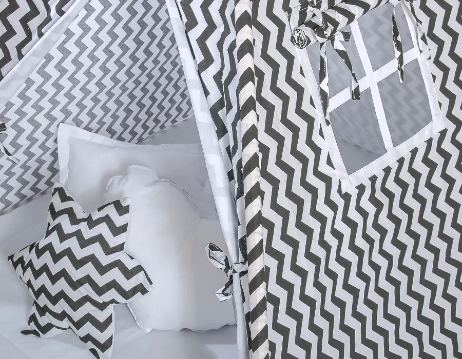 Bobono Stan Teepee pre deti + podložka na hranie + ozdobné perie - Chevron čierna