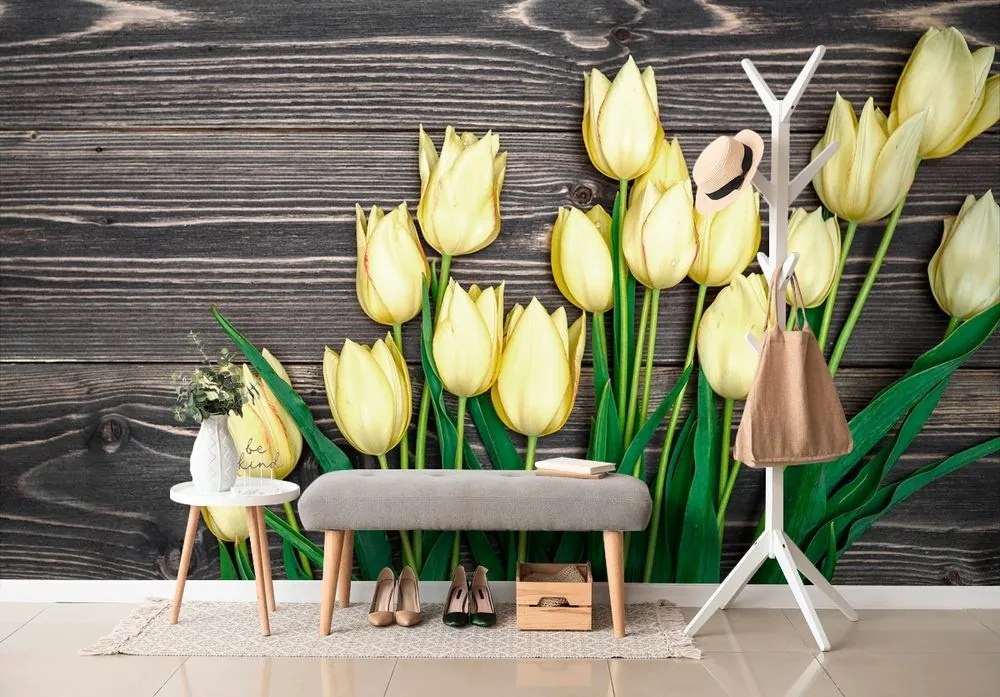 Fototapeta žlté tulipány na drevenom podklade - 150x100