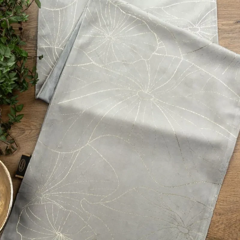 Dekorstudio Elegantný zamatový behúň na stôl BLINK 18 strieborný Rozmer behúňa (šírka x dĺžka): 35x180cm