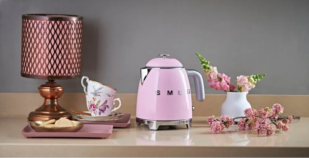 Ružová rýchlovarná kanvica z nehrdzavejúcej ocele 800 ml Retro Style – SMEG