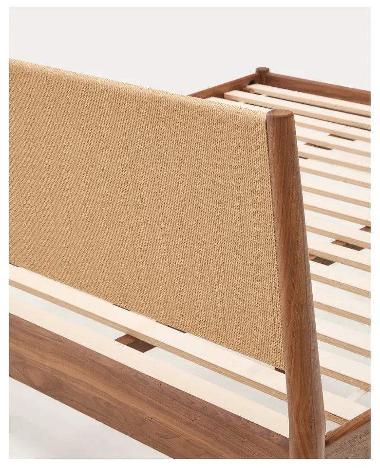 Tmavohnedá dvojlôžková posteľ z orechového dreva s roštom 180x200 cm Elan – Kave Home