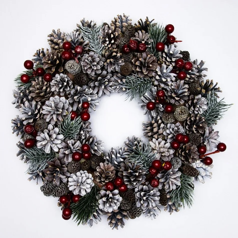 DECOLED Věnec z borovicových šišek a červených bobulek, průměr 35 cm