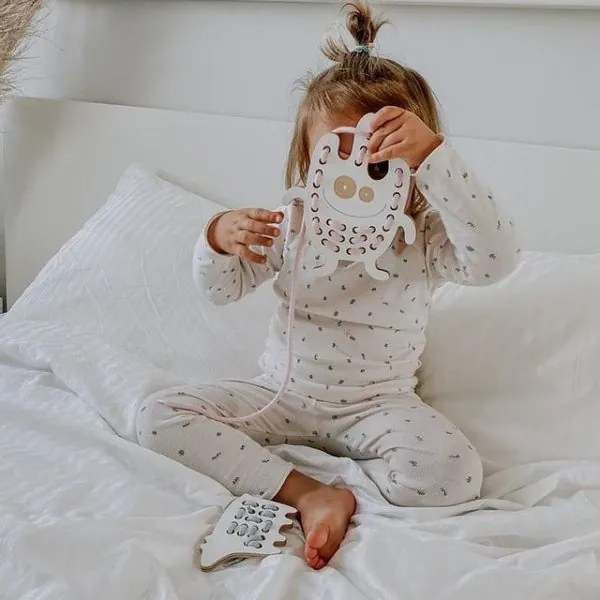 Montessori drevená prepletacia hračka - štístko