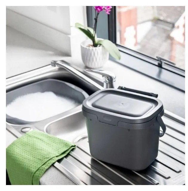 Fľašovozelená nádoba na kompostovateľný odpad s vekom Addis, 24,5 x 18,5 x 19 cm