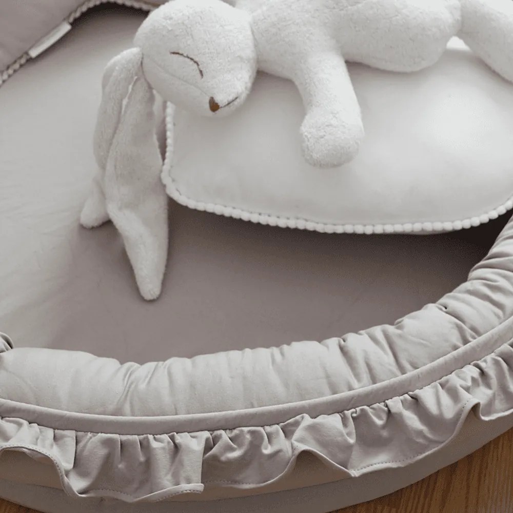 Mini hniezdo pre deti s volánom tmavo béžová