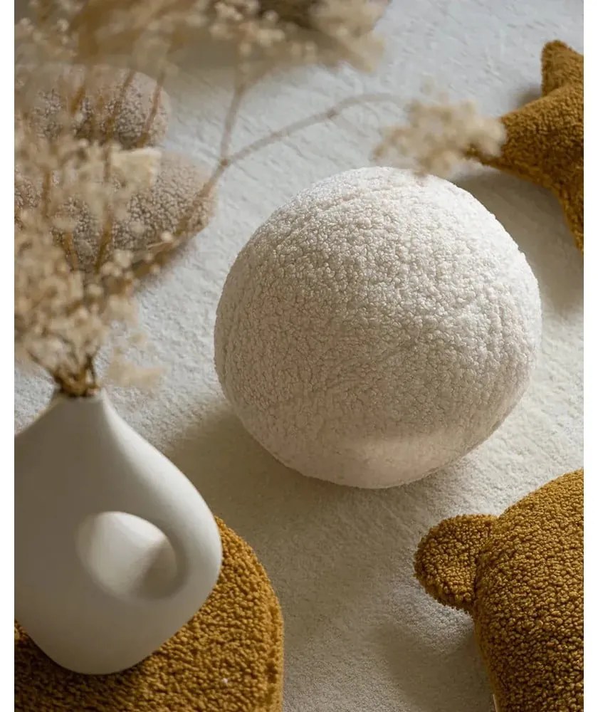 Krémový detský pohovkový vankúš z textílie buklé Ball – Wigiwama