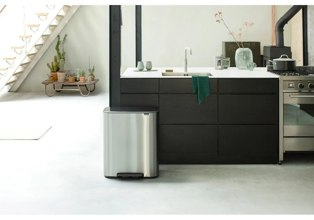Nášľapný oceľový odpadkový kôš na triedený odpad v matne striebornej farbe 60 l Bo – Brabantia