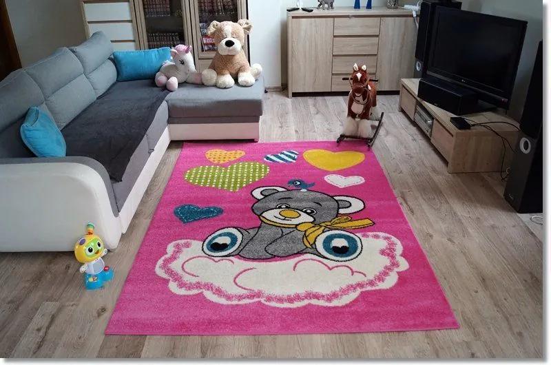 Dekorstudio Detský koberec KIDS - Ružový s Mackom Rozmer koberca: 140x190cm