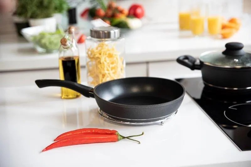 Hliníková panvica s nepriľnavým povrchom Royal 28 cm - čierna
