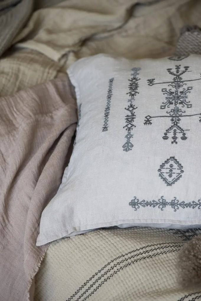 IB LAURSEN Ľanová obliečka na vankúš Dark Grey Embroidery 50 × 50 cm