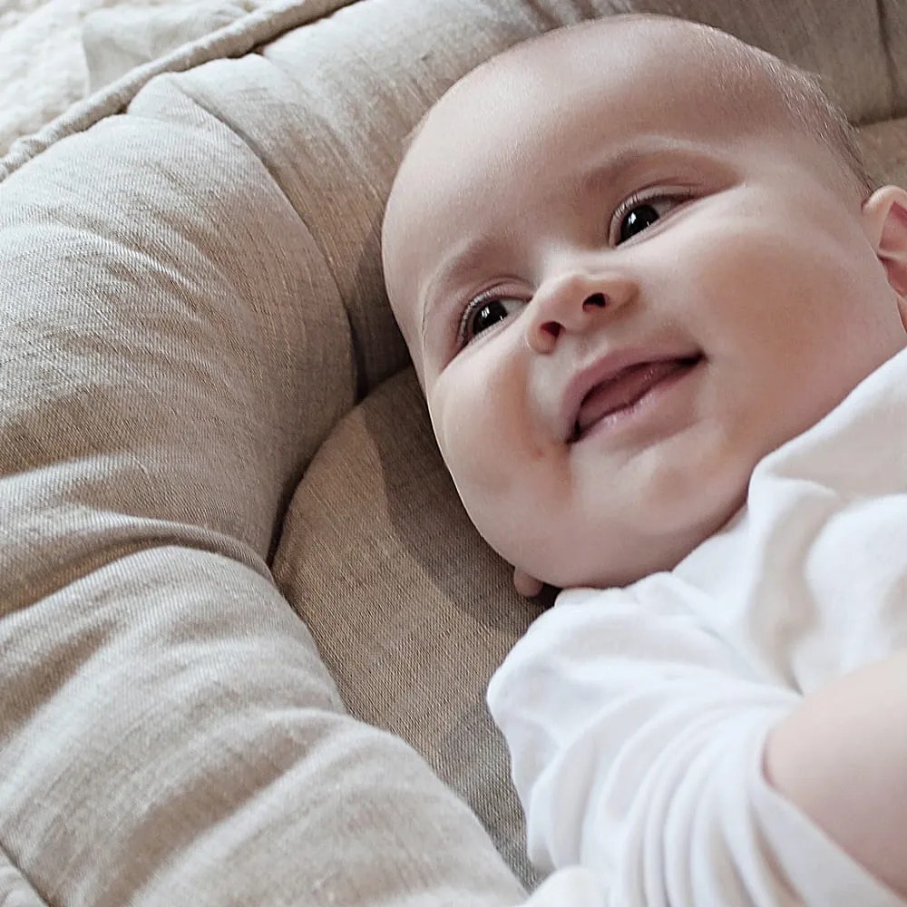 Ľanové hniezdo pre bábätko s volánom prírodné