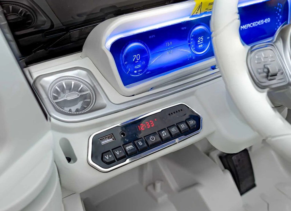 Detské autíčko s elektrickým pohonom 4x4 Mercedes Benz EQG - biele