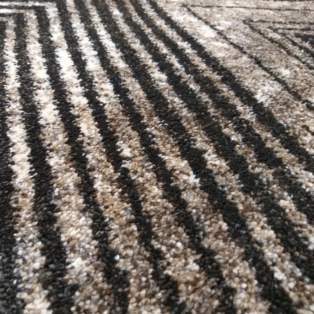 Moderný koberec so zaujímavým geometrickým vzorom opakujúcich sa diagonálnych čiar Šírka: 80 cm | Dĺžka: 150 cm