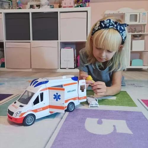 Kruzzel 22731 Detské autíčko - sanitka biela