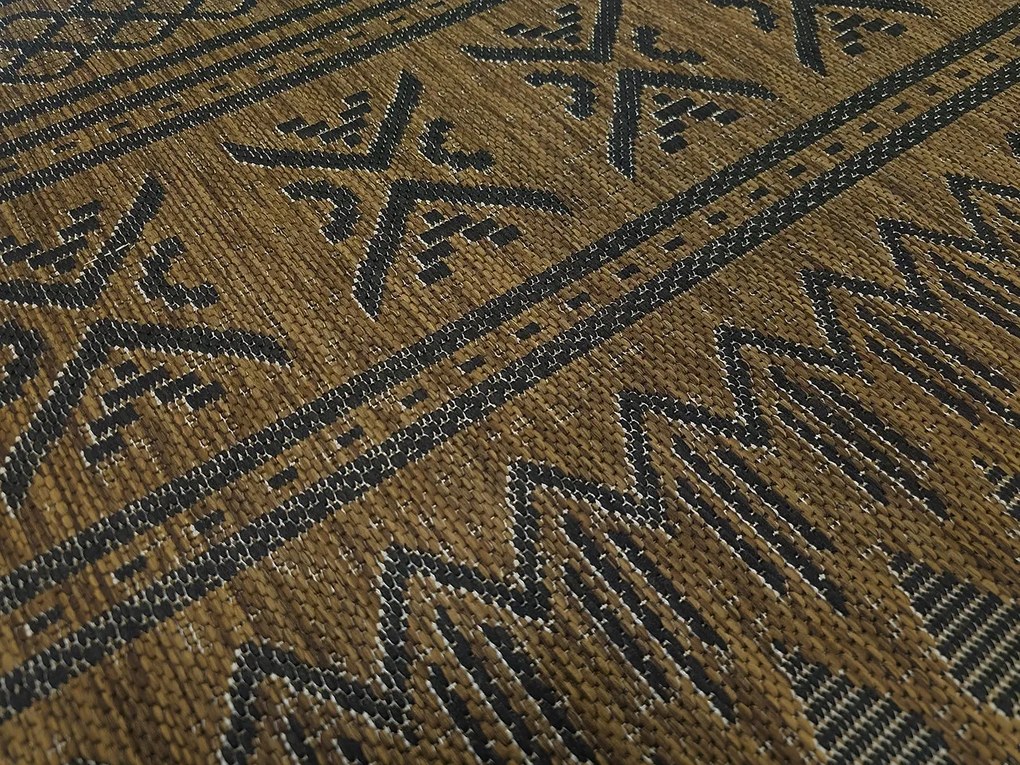 Koberec Eqos 0002 BROWN – hnedý vzorovaný obdĺžnik Rozmer: 120x180 cm