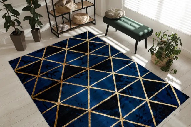 Koberec EMERALD exkluzívny 1020 glamour, styl marmur, trojuholníky granátový / zlatý