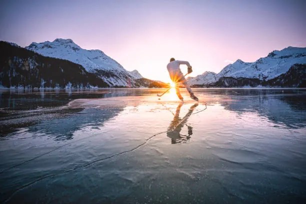 Umelecká fotografie Ice hockey player skating on frozen, Roberto Moiola / Sysaworld, (40 x 26.7 cm)