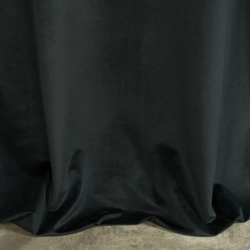 Dekorstudio Luxusný zamatový záves so strapcami v čiernej farbe