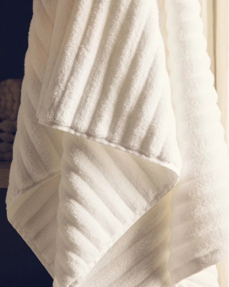 Biely froté bavlnený uterák 50x90 cm Navira – Kave Home