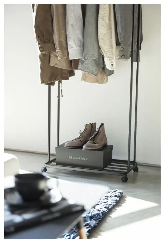 Čierny kovový pojazdný stojan na oblečenie Tower – YAMAZAKI