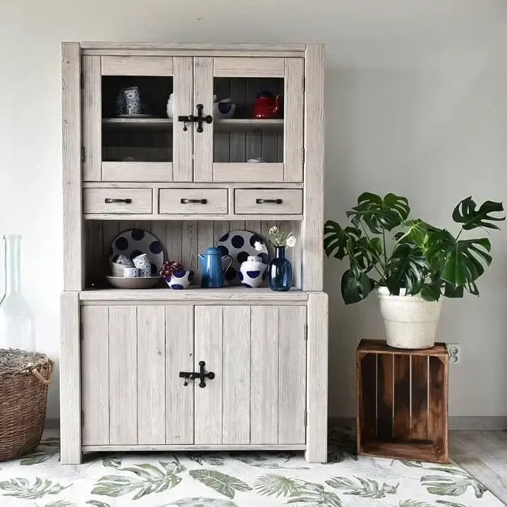 Úzky vidiecky patinovaný príborník s polvitrínou, 120x48x190 cm