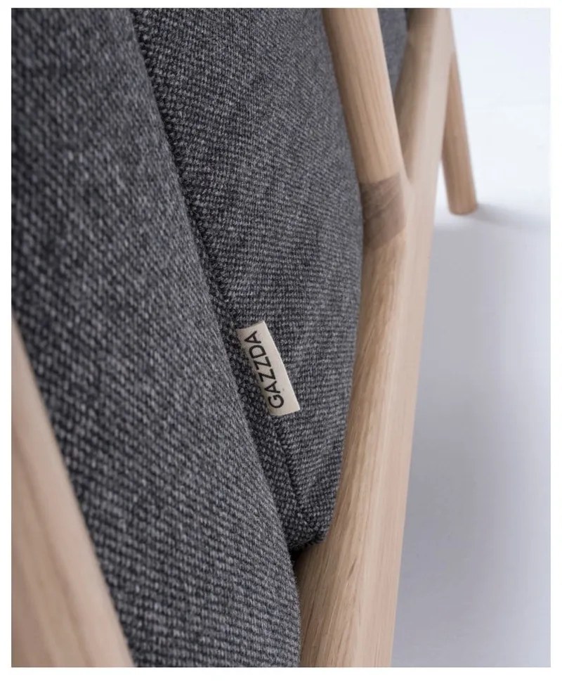 Kreslo s konštrukciou z dubového dreva s tmavosivým textilným sedadlom Gazzda Fawn