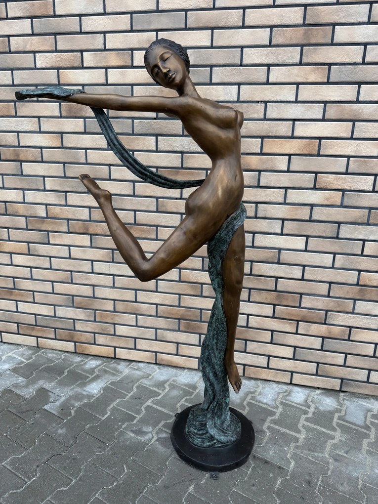 Akrobatická tanečnica žena z bronzu