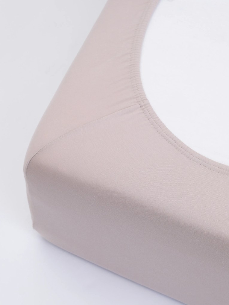 Jersey prostěradlo do postýlky s elastanem 70 × 140 cm – cappuccino
