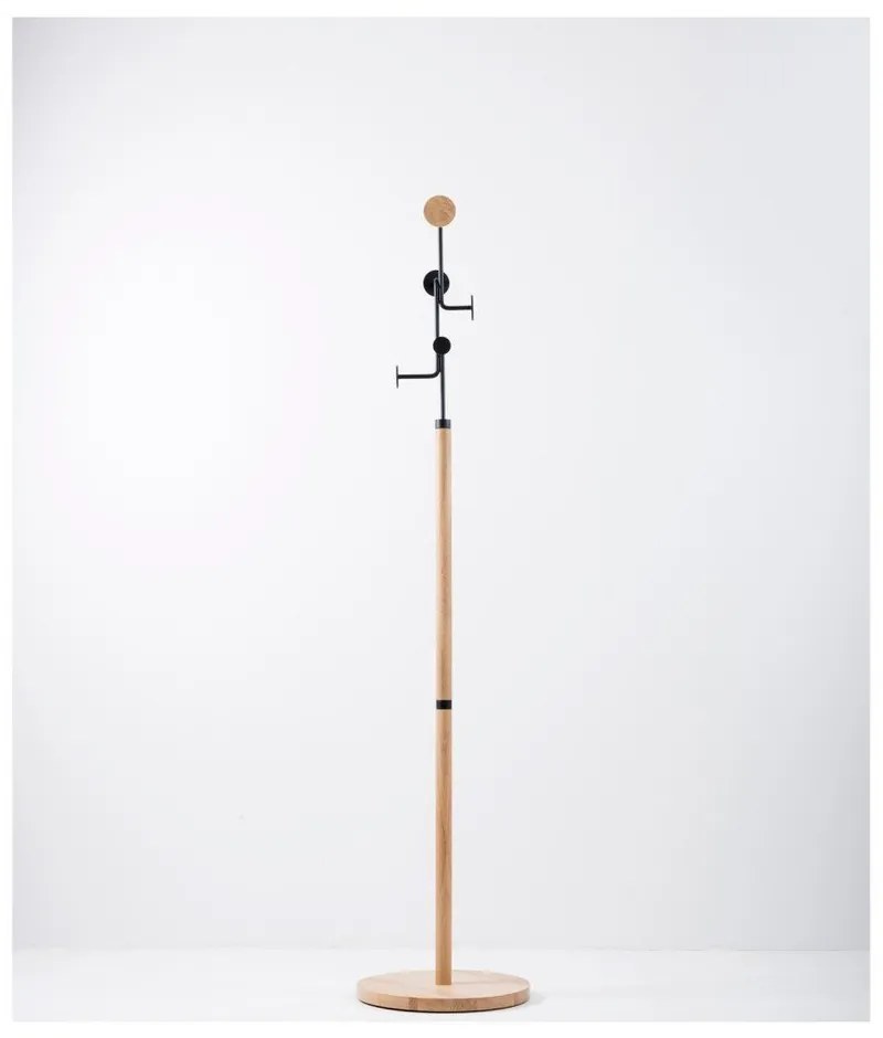 Stojací vešiak z masívneho dubového dreva s čiernym detailom Gazzda Hook