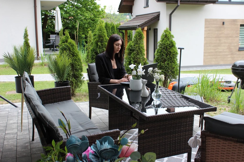 Garden Line SÚPRAVA RATANOVÉHO NÁBYTKU „VADUZ“ (SOFA + 2 KRESLÁ + 2 TABURETY + STÔL) HNEDÁ + ŠEDÉ VANKÚŠE *9590