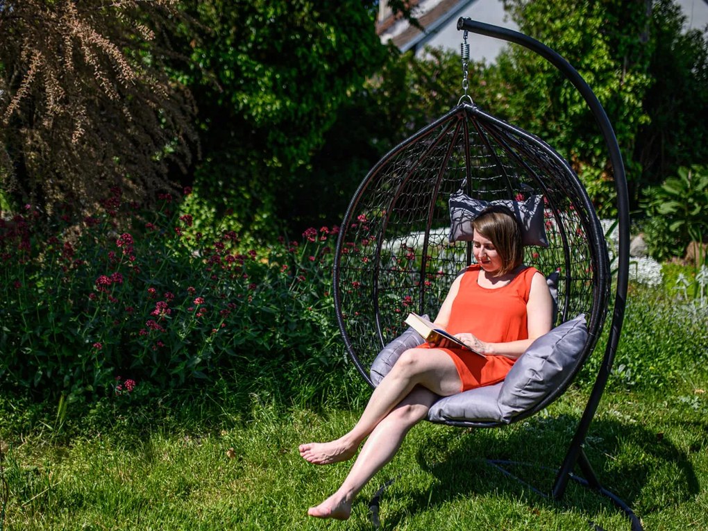 Čierne závesné kreslo KOKON so stojanom