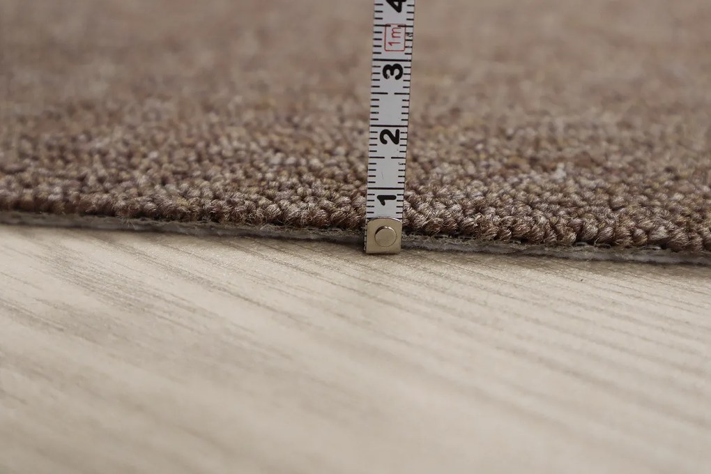 Koberec metráž Astra hnedá - neúčtujeme odrezky z role, na mieru, šíře 1,33m,1m,2m,3m,4m,na mieru, neúčtujeme odrezky, hnedá, chodba / predsieň