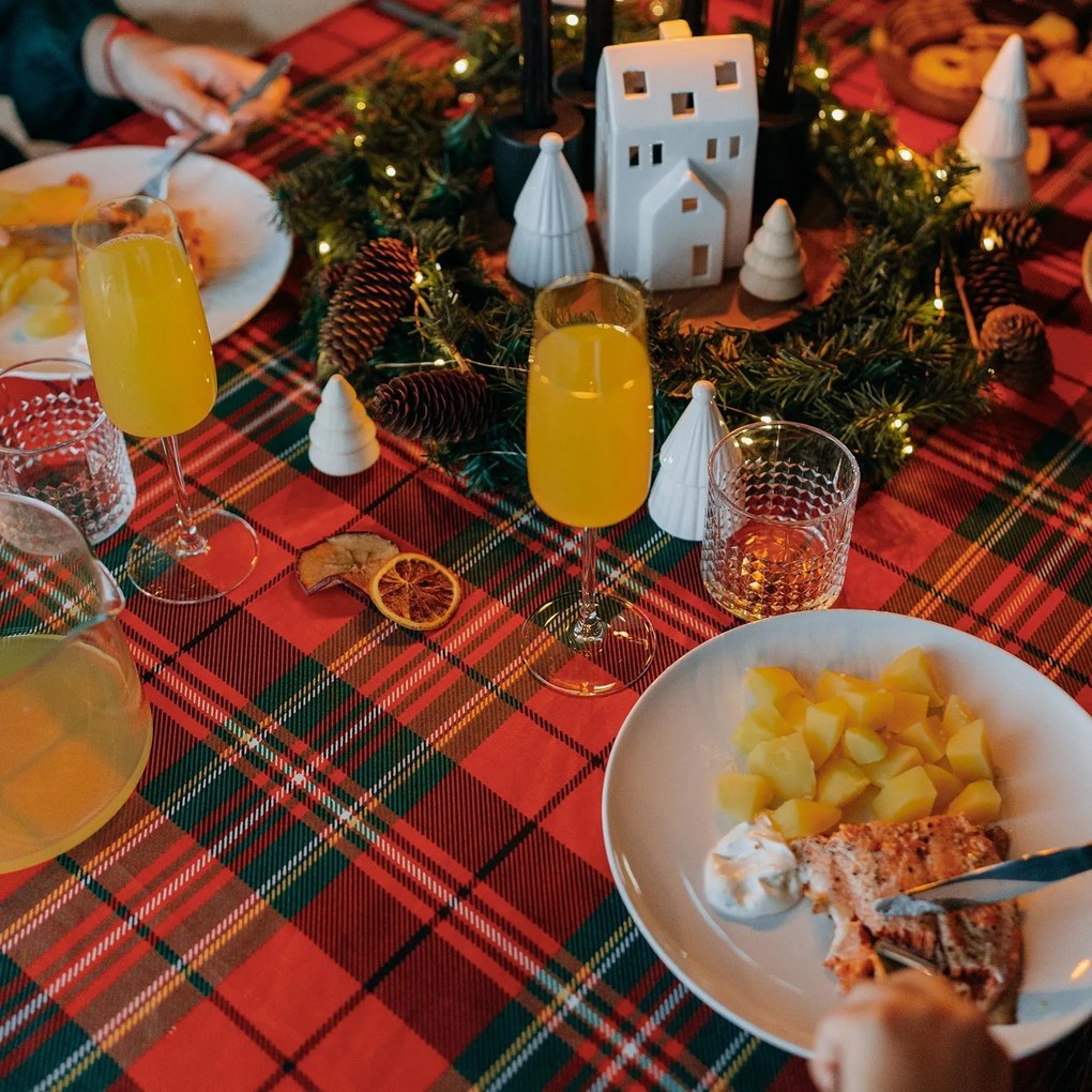 Goldea vianočný okrúhly obrus 100% bavlnené plátno - červené káro Ø 120 cm