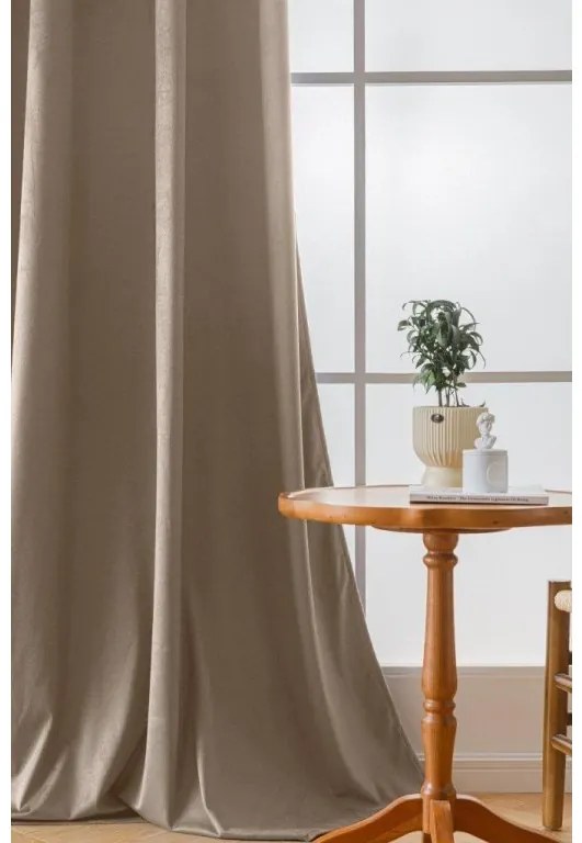 Svetlo béžový zatemňovací záves VELVET 140x250 cm Zavesenie: Kovové krúžky