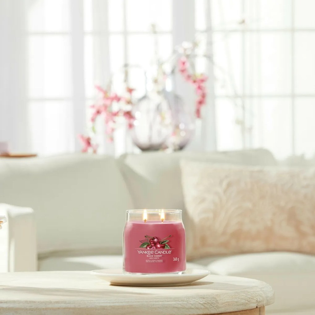 Yankee Candle vonná sviečka Signature v skle stredná Black Cherry, 368 g