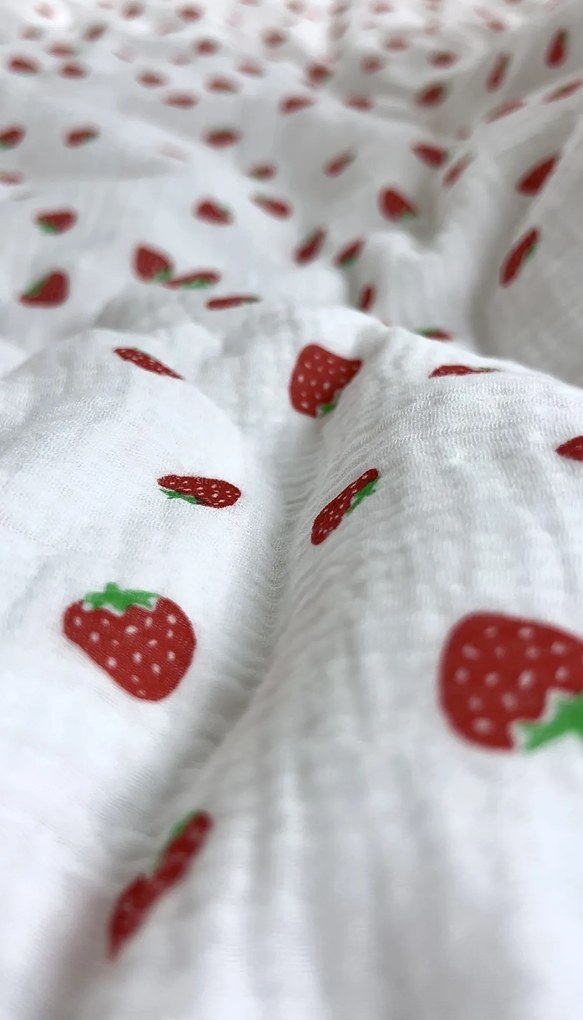 Letné mušelínové obliečky Jahody 140x200 – ovocné, priedušné, 100 % bavlna, ideálne pre deti
