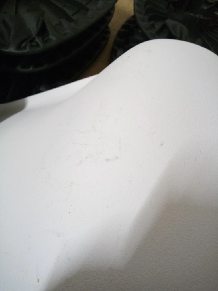 AKCIA Bielo-čierna stolička BALI MARK s čiernymi nohami II. akosť