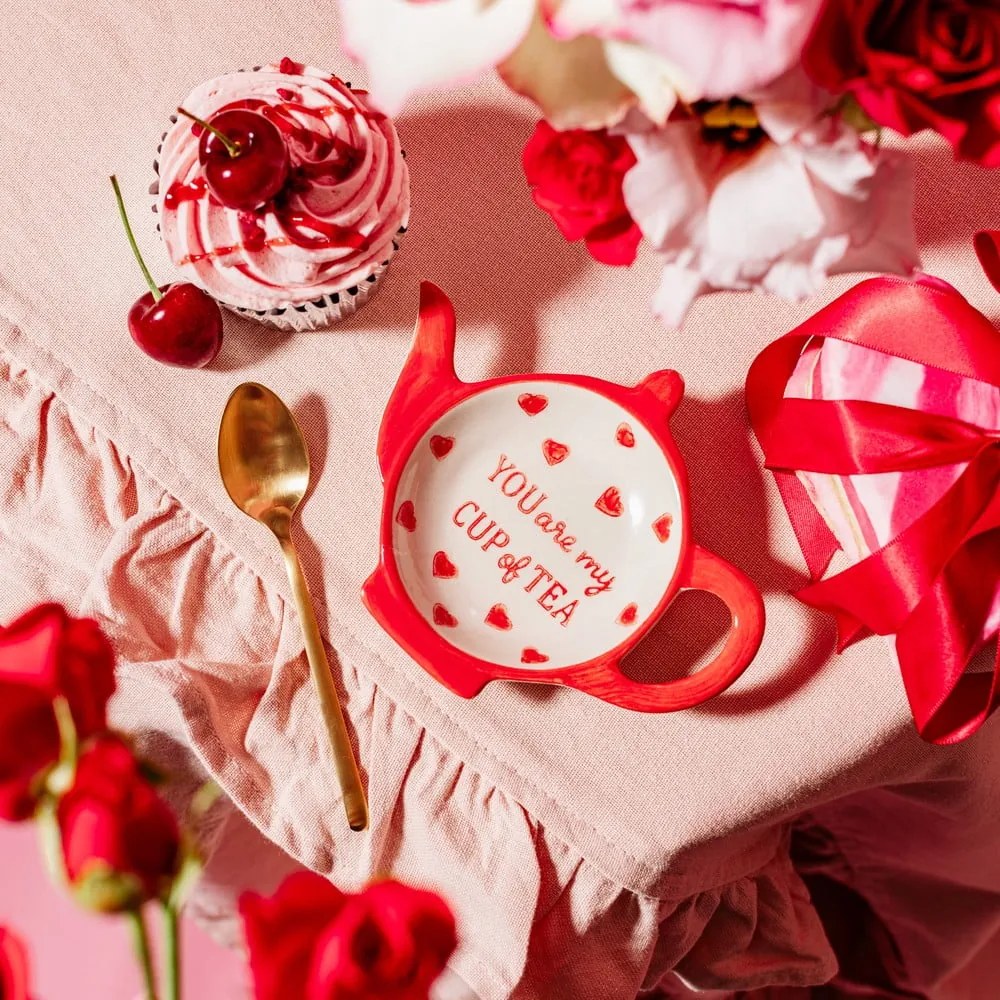 Červeno-biela keramická odkladacia miska na čajové vrecko You are My Cup of Tea – Sass &amp; Belle