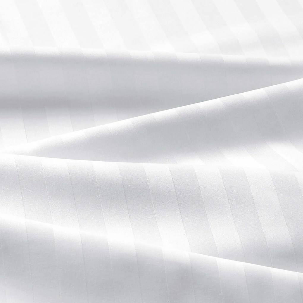 Goldea damašková napínacia plachta - biele saténové prúžky 140 x 200 cm
