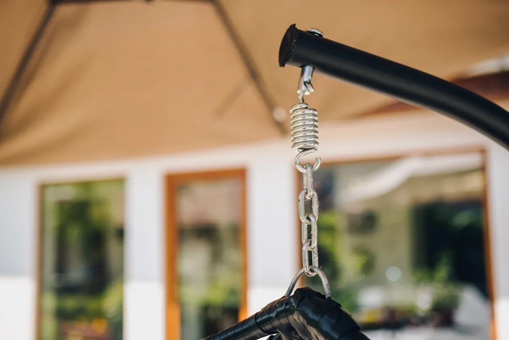 Černé závěsné křeslo KOKON se stojanem, šedý polštář