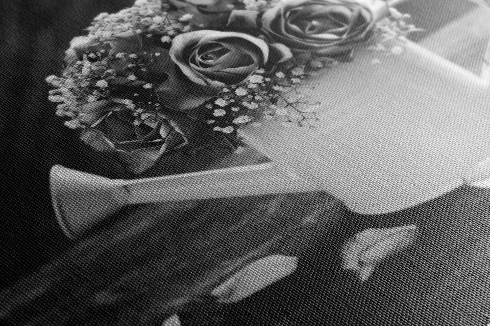 Obraz ruže v krhličke v čiernobielom prevedení - 90x60