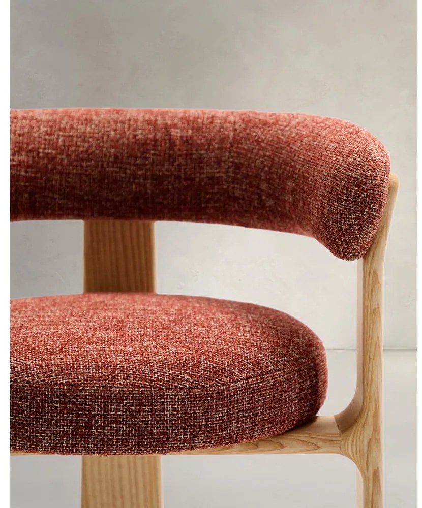 Jedálenské kreslo s podrúčkami z jaseňového dreva v prírodnej farbe/terakotové Granite – Kave Home