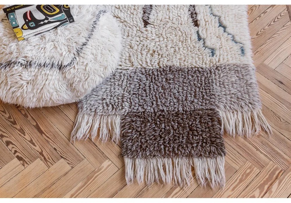 Biely vlnený taburet Berber Soul – Lorena Canals