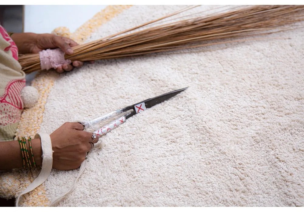 Béžový prateľný ručne tkaný bavlnený detský koberec ø120 cm Bubbly Honey – Lorena Canals